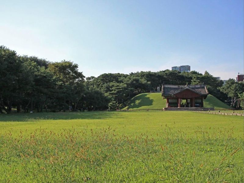 The royal tomb mound and shrine at Seolleung and Jeongneung